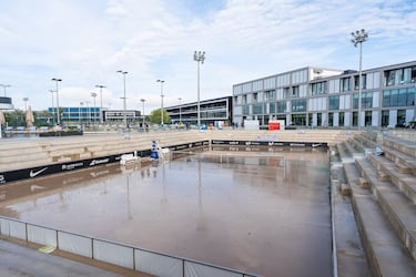 "Lo importante es que estamos todos bien y trabajando para recuperar lo antes posible la vida normal", este ha sido el mensaje que ha lanzado la academia del tenista español en sus redes sociales. Las lluvias han provocado el desbordamiento del torrente de Porto Cristo, que ha sufrido una crecida en la desembocadura provocando incidencias y arrastrando varios coches. Además, como consecuencia de las lluvias, continúan cortadas las carreteras del camino de Bendrís (Ma3321), Riuet de Porto Cristo, carretera Manacor a Cales de Mallorca y el torrente de Cala Murada.