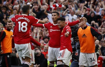 Un pase de Matic al hueco lo aprovecha Cristiano para anotar el segundo gol en su vuelta a Old Trafford.