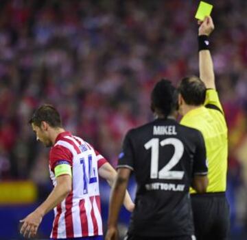 El ¨¢rbitro Jonas Eriksson muestra la tarjeta amarilla a Gabi que no podr¨¢ jugar el partido de vuelta.