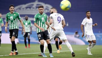 Bartra grita a &Aacute;lex Mart&iacute;nez en una acci&oacute;n del duelo ante el Real Madrid.