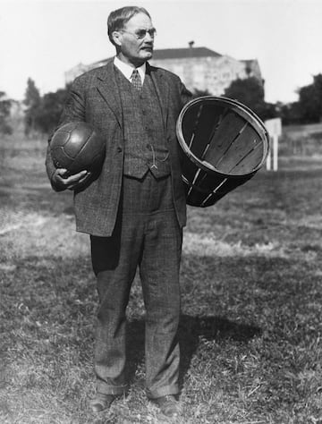 El Naismith Memorial Baskeball Hall Of Fame nació en 1959, en un terreno minúsculo muy cerca del recinto de lo que había sido la YMCA International Training School, el lugar en el que el canadiense Jame Naismith inventó el baloncesto, en el estado de Massachusetts en 1891. A partir de ahí, creció hasta convertirse en el gran lugar de estudio y celebración del baloncesto. Situado en el 1000 Hall of Fame Avenue, es ahora un lugar destinado a recopilar la historia y la cultura de un deporte que ha elevado ya a más de 400 de sus figuras a la categoría de hall of famers: seleccionados para formar parte de la historia.