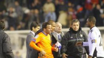 <b>LÍO. </b>Apoño es sujetado por un compañero al final del partido.