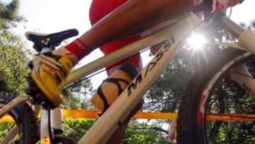 <b>HUNDIDA.</b> La ciclista española abandonó la prueba de ciclismo de montaña en la tercera vuelta, cuando partía como una de las favoritas.