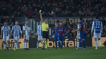 Los jugadores de la Real Sociedad pidieron la expulsión de Luis Suárez en dos ocasiones del partido.