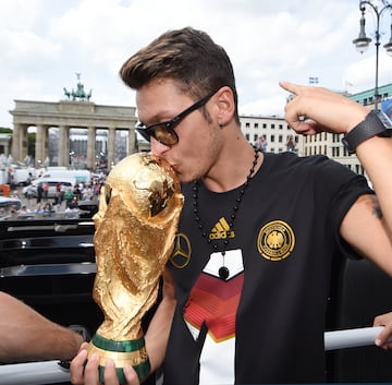 Es campeón de Europa Sub-21 en 2009 y campeón del Mundo en el Mundial de Brasil 2014. 