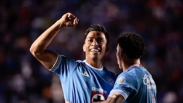 AME354. CIUDAD DE MÉXICO (MÉXICO), 23/10/2024.- Ángel Sepúlveda de Cruz Azul celebra un gol ante Juárez, este miércoles durante un partido de la jornada 13 del Torneo Apertura del fútbol mexicano, disputado en el Estadio Ciudad de los Deportes, en Ciudad de México (México). EFE/ José Méndez