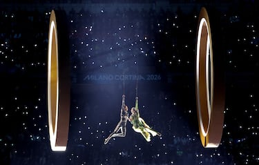 Bailarines actúan entre los anillos que representan la ciudad y la montaña durante la ceremonia de inauguración de los Juegos Olímpicos de Invierno.