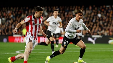 VALENCIA, 04/02/2026.- El delantero del Athletic Club, Nico Serrano (i), con el balón ante el defensa del Valencia, Jesús Vázquez, durante el partido de cuartos de final de la Copa del Rey de fútbol entre el Valencia y el Athletic Club, este miércoles en el estadio de Mestalla. EFE/ Ana Escobar