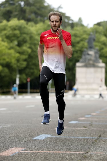 Ángel David Rodríguez, en carrera por el asfalto.
