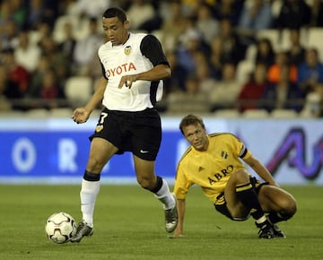 Con el valencia sólo estuvo una temporada y disputó 21 partidos.