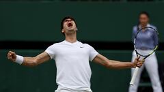 Carlos Alcaraz celebra su victoria contra Daniil Medvedev en Wimbledon.