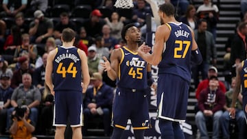 Rudy Gobert habla con Donovan Mitchell durante un partido de la NBA de los Utah Jazz