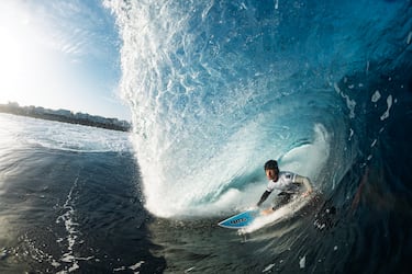 Adur Amatriain, en el interior de una ola perfecta durante la IX edición del Lanzarote Quemao Class, el campeonato europeo de surf y bodyboard. Un evento que solo se celebra cuando la marejada que llega al pueblo de La Santa (Tina) genera sus famosas olas en forma de tubo. El triunfo ha sido para el tinerfeño David Pérez y el lanzaroteño Conor Donegan.

