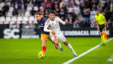 

El lateral del equipo del Belmonte siempre suma. Sus incursiones por la banda siempre complican al rival. En esta ocasión provocó una expulsión y que su equipo jugará con uno más durante muchos minutos.