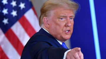 (ARCHIVOS) En esta foto de archivo tomada el 4 de noviembre de 2020, el presidente de los Estados Unidos, Donald Trump, hace un gesto después de hablar durante la noche de las elecciones en el Salón Este de la Casa Blanca en Washington, DC.
