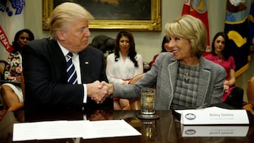 FOTO DE ARCHIVO: El presidente de Estados Unidos, Donald Trump, felicita a su secretaria de Educaci&oacute;n Betsy Devos por su confirmaci&oacute;n durante una reuni&oacute;n con maestros y padres en la Casa Blanca en Washington, Estados Unidos, el 14 de febrero de 2017.