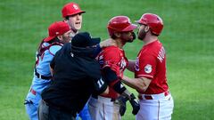 El patrullero de los Reds provoc&oacute; en el plato al lanzador Jake Woodford tras anotarle una carrera a los Cardinals que vaci&oacute; las casetas y los bullpens.