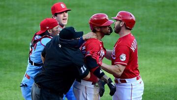 El patrullero de los Reds provoc&oacute; en el plato al lanzador Jake Woodford tras anotarle una carrera a los Cardinals que vaci&oacute; las casetas y los bullpens.