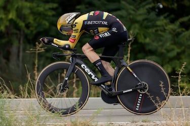 El danés Jonas Vingegaard del Jumbo-Visma participa en la décima etapa de la Vuelta Ciclista a España, una contrarreloj individual de 25,8 kilómetros, en Valladolid.
