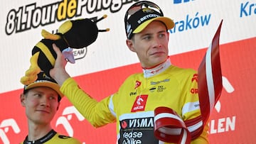 Jonas Vingegaard, junto a Kelderman, en el podio final del Tour de Polonia.