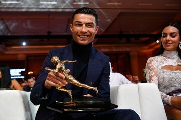 Cristiano Ronaldo, muestra el premio Maradona al mejor goleador del año.