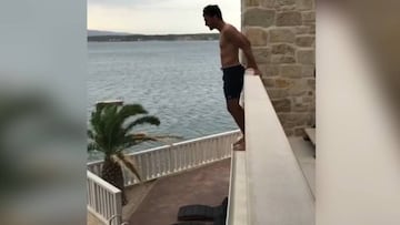 Vaya ejemplo: Hummels se juega el pellejo haciendo 'balconing'