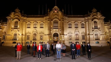 Peruvian President Martin Vizcarra (C) gives a farewell statement to the press before leaving the presidential Palace in Lima, following his impeachment by an overwhelming majority Congress vote on November 9, 2020, during a second political trial against him in less than two months, - Vizcarra was impeached Monday on accusations of acts of corruption, accused of having received bribes for public works contracts in 2014, while he was governor of the southern region of Moquegua. (Photo by Luka GONZALES / AFP)