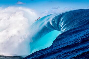 This image is free for editorial purposes only when used in relation to Red Bull Illume. Please always add the photographer credit: © Name of photographer / Red Bull Illume Photographer: Ted Grambeau, Athlete: Rodrigo Reinoso, Location: Teahupo'o, French Polynesia // Red Bull Illume 2023 // SI202310090257 // Usage for editorial use only //