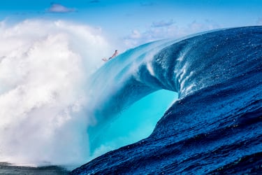 This image is free for editorial purposes only when used in relation to Red Bull Illume. Please always add the photographer credit: © Name of photographer / Red Bull Illume Photographer: Ted Grambeau, Athlete: Rodrigo Reinoso, Location: Teahupo'o, French Polynesia // Red Bull Illume 2023 // SI202310090257 // Usage for editorial use only //