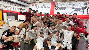 Los jugadores de la Cultural celebran la victoria ante el Nástic.