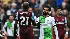 West Ham United's Italian defender #21 Angelo Ogbonna (L) and Liverpool's Egyptian striker #11 Mohamed Salah (R) shake hands on the finla whistle in the English Premier League football match between West Ham United and Liverpool at the London Stadium, in London on April 27, 2024. The game ended 2-2. (Photo by Ben Stansall / AFP) / RESTRICTED TO EDITORIAL USE. No use with unauthorized audio, video, data, fixture lists, club/league logos or 'live' services. Online in-match use limited to 120 images. An additional 40 images may be used in extra time. No video emulation. Social media in-match use limited to 120 images. An additional 40 images may be used in extra time. No use in betting publications, games or single club/league/player publications. / 