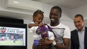 <b>BIEN ACOMPAÑADO. </b>Pape Diop acudió al estadio junto a su mujer y su hija, que fue agasajada.