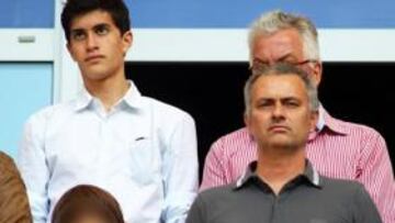 <b>VIENDO A BRASIL. </b>Mourinho, ayer, en la grada con su hijo y la persona que se encarga de su seguridad.