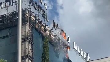 Los bomberos trabajan en la extinción del incendio en el Hotel Nuevo Madrid