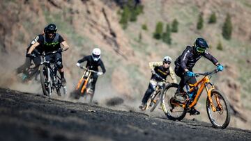 Jordi Bago, Alex Marín, Adrián Palau, Edgar Carballo y Jorge García bajando por una montaña de tierra volcánica en la isla de Tenerife (Islas Canarias, España) en Mountain Bike.