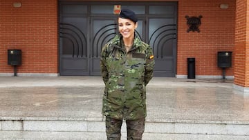 Paula Echevarr&iacute;a vestida de militar para su papel de la Sargento Primero Martina Ib&aacute;&ntilde;ez en una serie de televisi&oacute;n