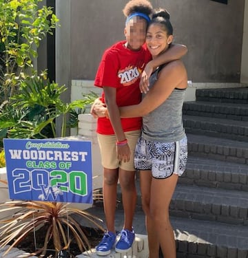 La estrella de la WNBA tiene, con su expareja Shelden Williams, una hija llamada Lailaa Nicole Williams, nacida el 13 de mayo de 2009. “Se trata de colaborar como profesionales y tratar de hacerlo lo mejor posible. Mi hija está en Zoom todo el tiempo haciendo entrenamientos, y nuestra capacidad como comunidad para mantenernos conectados a través de Internet es enorme”, dijo Parker en 2020. En la WNBA, Parker ha sido una estrella: Rookie del Año, dos veces MVP y campeona en 2016, cuando fue MVP de las Finales con Los Angeles Sparks, equipo en el que milita actualmente.