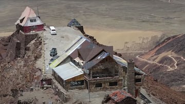 Los restos de la estaci&oacute;n de esqu&iacute; de Chacaltaya (Bolivia), la m&aacute;s alta del mundo, sin nieve por la desaparici&oacute;n del glaciar. 