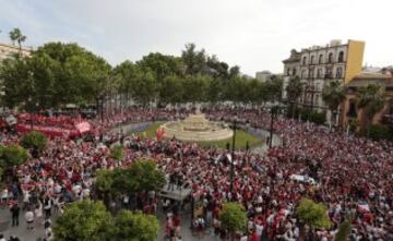 Celebración de los jugadores del Sevilla en la plaza de la Puerta de Jerez, durante el paseo triunfal que ha realizado el equipo esta tarde para festejar y ofrecer a la ciudad su quinta Liga Europa conseguida el pasado miércoles en Basilea (Suiza