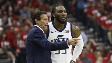 Quin Snyder da instrucciones a Jae Crowder.