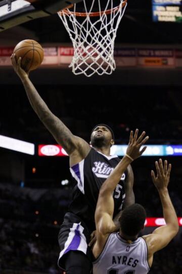 DeMarcus Cousins anota pese a Jeff Ayres.