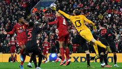 Oblak despeja un bal&oacute;n contra el Liverpool.