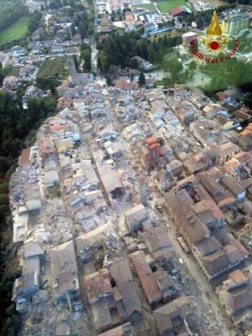 ITA44 AMATRICE (ITALIA) 24/08/2016.- Imagen facilitada por la Brigada de Bomberos de Italia de una vista aérea de los edificios derrumbados en Amatrice, en el centro de Italia, hoy, 24 de agosto de 2016. Al menos 37 personas han muerto y decenas están aún desaparecidas tras el terremoto de 6,0 grados de magnitud en la escala abierta de Richter que ha sacudido el centro de Italia en la madrugada de hoy, informó la Protección Civil italiana. EFE/Brigada De Bomberos De Italia FOTO CEDIDA/SOLO USO EDITORIAL/PROHIBIDA SU VENTA/MEJOR CALIDAD DISPONIBLE