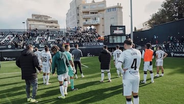 La plantilla del Ceuta, tras acabar un partido en el Alfonso Murube.