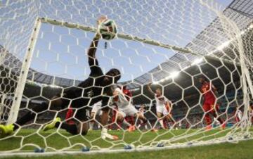 El meta de Ghana no logra despejar un bal&oacute;n en el Mundial, frente a Alemania.