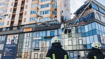 Bomberos intentan apagar un fuego de un edificio civil bombardeado, en una zona residencial, a 26 de febrero de 2022, en Kiev (Ucrania). Un misil ha impactado en este edificio de viviendas de la capital.  El ministro de Salud de Ucrania ha informado hoy s