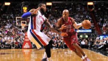Ray Allen (34) intenta esquivar a Greg Monroe (10).