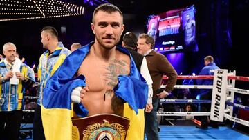 Vasyl Lomachenko con la bandera ucraniana.