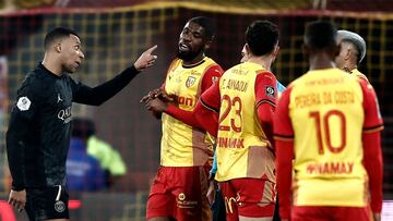 Paris Saint-Germain's French forward #07 Kylian Mbappe (L) gestures as he speaks with Lens' Austrian defender #04 Kevin Danso (2nd L) during the French L1 football match between RC Lens and Paris Saint-Germain (PSG) at Stade Bollaert-Delelis in Lens, northern France on January 14, 2024. (Photo by Sameer Al-Doumy / AFP)