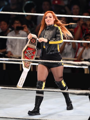 La luchadora Rebecca Quin también pertenece a la WWE, donde actualmente trabaja para la marca Raw, con quien fue campeona dos veces. Anteriormente formó parte de SmackDown, donde también logró el campeonato femenino de esa marca hasta en cuatro ocasiones. Tras vencer a Ronda Rousey en Wrestlemania 35, poseyó ambos títulos a la vez. 
